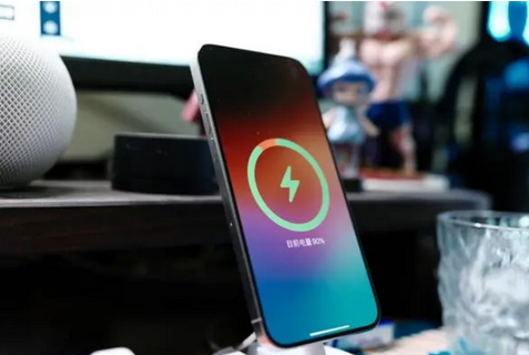 海门苹果15换屏服务分享用什么充电器给iPhone15充电更好 